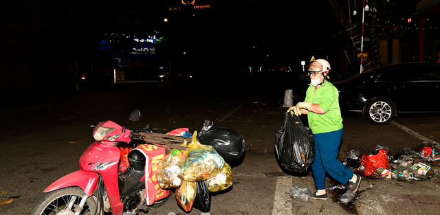 Với những người lao công tần tảo này, có lẽ họ phải chạy đua với thời gian để hoàn thành công việc sớm nhất, để đảm bảo rằng người dân và du khách sẽ có một không gian sạch đẹp để vui chơi