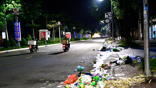 Những đống rác ngổn ngang trên đường phố và vỉa hè. Đây chính là nơi diễn ra lễ hội.