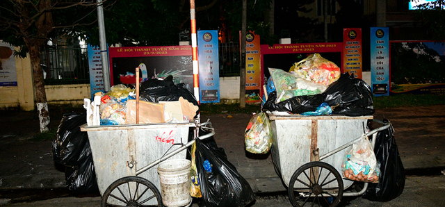 Những xe chất đầy rác thải được chất lên đầy ú ụ