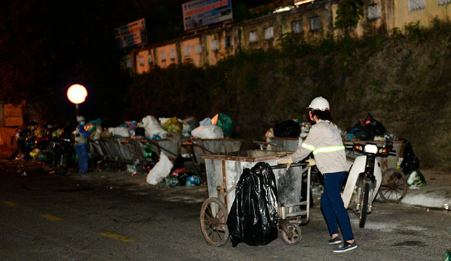 Với các bác lao công, đây không chỉ là một công việc thường ngày mà còn là một hành động cao đẹp trong việc góp công giữ gìn không gian xanh trên quê hương.