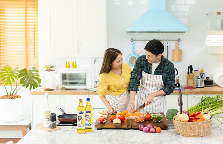 Cần quan tâm đến chế độ dinh dưỡng bằng cách chọn lựa sản phẩm nạp vào cơ thể mỗi ngày không chỉ thực phẩm mà còn cả nguyên liệu nấu nướng như dầu ăn