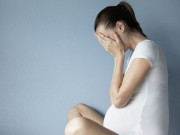 Bà bầu - Lỡ có bầu nhà trai giục cưới, về ra mắt tôi đứng chôn chân khi thấy ảnh bố đẻ mình