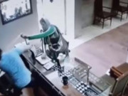 Clip Eva - Clip: Xịt hơi cay cướp trang sức, người phụ nữ nhận ngay kết đắng