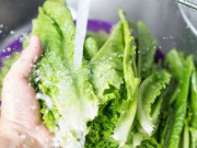 Sức khỏe - Kiểu rửa rau tưởng sạch và loại hết hóa chất, không ngờ lại phản tác dụng, làm mất sạch dinh dưỡng