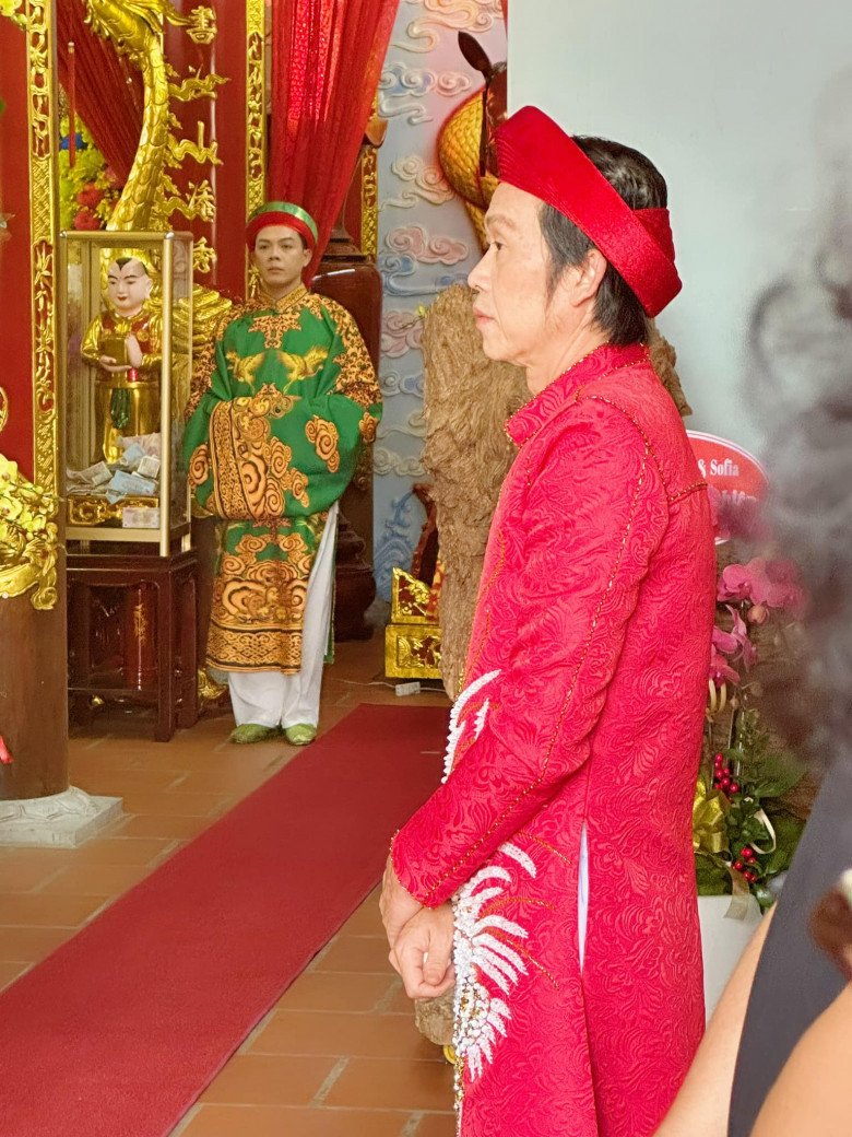 Hoài Linh diện áo dài đỏ thực hiện lễ cúng tại nhà thờ Tổ của mình.