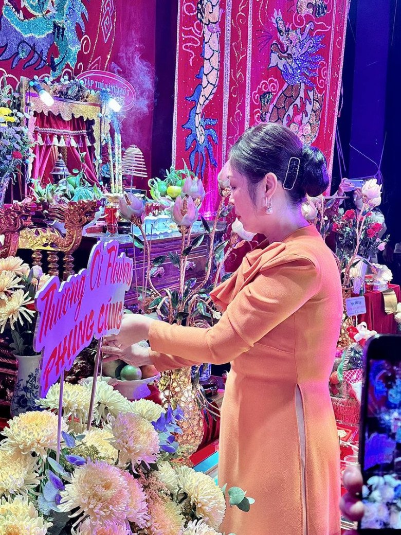 Hồng Vân tổ chức buổi cúng Tổ tại sân khấu kịch của mình.