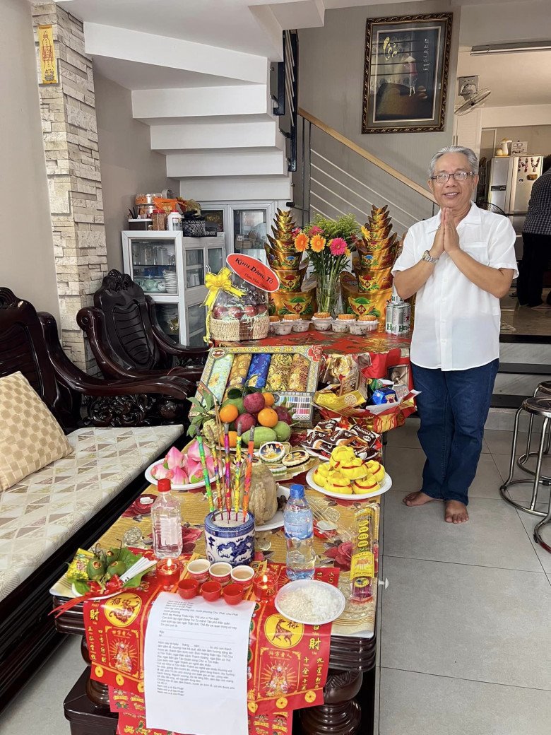 Nghệ sĩ Trung Dân chuẩn bị mâm cúng chỉn chu.