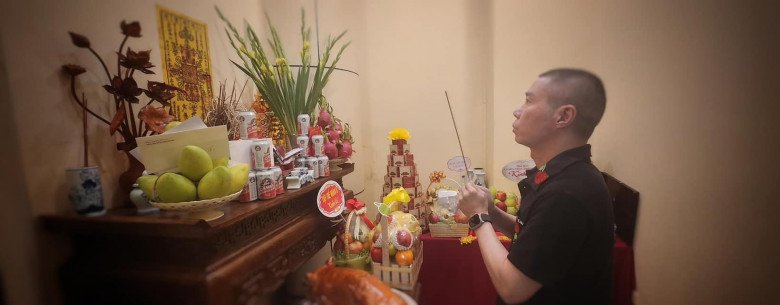 Cô Đẩu dâng hương cúng Tổ nghề tại nhà.
