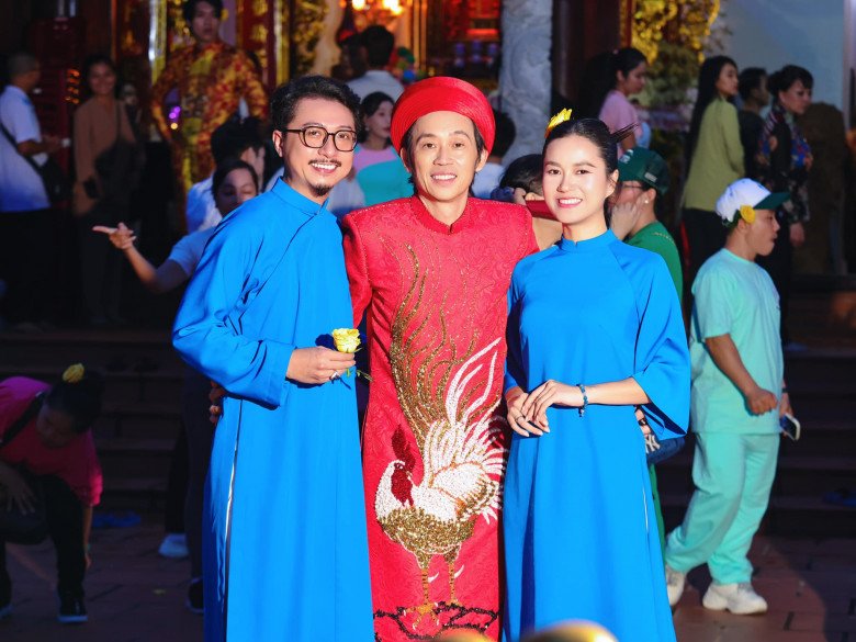 Nghệ sĩ Hoài Linh chụp ảnh cùng vợ chồng Lâm Vỹ Dạ.
