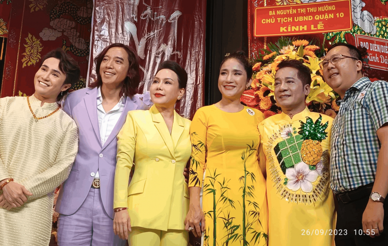 Vợ chồng Việt Hương, danh hài Minh Nhí cùng nhiều nghệ sĩ đến cúng Tổ nghề tại sân khấu Trương Hùng Minh.
