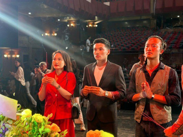 Diễn viên Bảo Thanh cùng đồng nghiệp đến cúng Tổ nghiệp.
