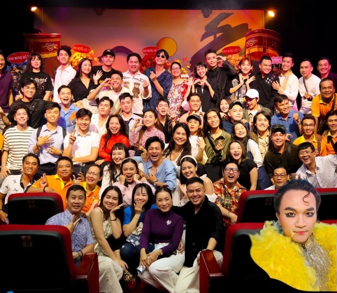 Đình Toàn cùng đông đảo nghệ sĩ trẻ tại sân khấu kịch Idecaf.