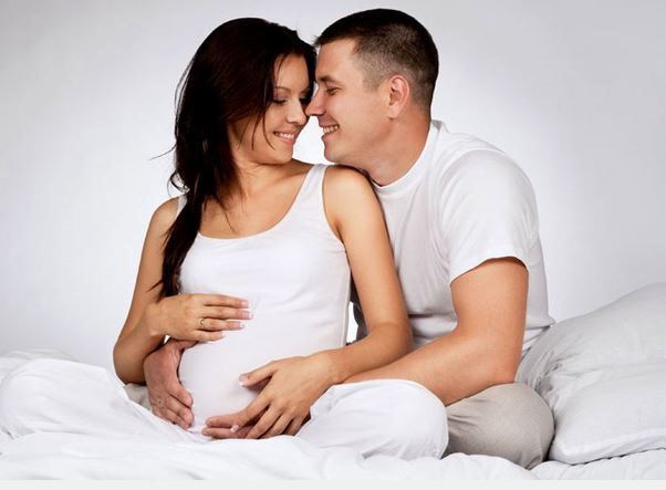 Nếu thai kỳ khỏe mạnh, vợ chồng không cần kiêng chuyện ấy. (Ảnh minh họa)