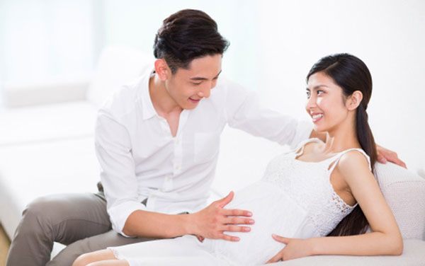Nhiều lần vợ bầu chủ động đề nghị chuyện ấy nhưng chồng đều từ chối với lý do: Giữ cho con. (Ảnh minh họa)