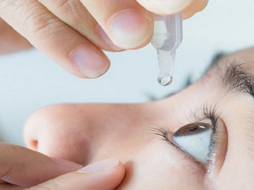 Cô gái trẻ loét giác mạc vì sai lầm khi chữa đau mắt đỏ, lan truyền mẹo nhỏ nước tiểu vào mắt chữa bệnh