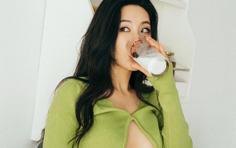 Shin Yoo Jeong thường xuyên bắt đầu ngày mới bằng một cóc sữa hoặc nước ấm, đây là cách cô cung cấp dinh dưỡng lẫn thanh lọc cơ thể hiệu quả. 
