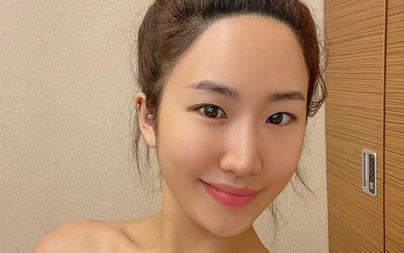 Cận cảnh gương mặt mộc không chút son phấn của cô giáo Shin Yoo Jeong, việc để mặt mộc giúp làn da thêm thông thoáng và khoẻ mạnh hơn. 
