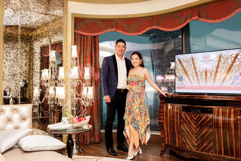 Doanh nhân Anh Thơ sinh năm 1977, hơn diễn viên Bình Minh 4 tuổi. Năm nay cô đã chạm ngưỡng tuổi 46 nhưng kề cạnh ông xã vẫn chẳng có chút khoảng cách nào. 