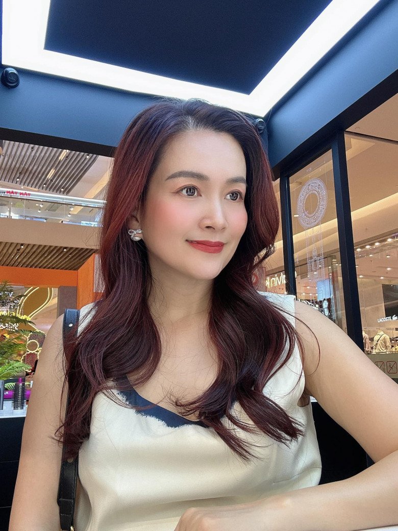 Anh Thơ thậm chí còn được khen trẻ đẹp hơn cả ông xã khi biết cách chăm chút bản thân.