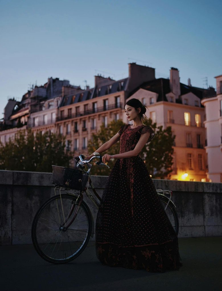 View - Địch Lệ Nhiệt Ba đẹp như đoá hồng châu Á tại Paris Fashion Week, chỉ che nắng cũng lọt top tìm kiếm