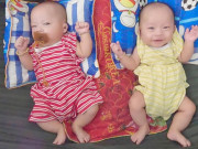 Tin tức - Bất ngờ hình ảnh ca song sinh ở Sài Gòn từng khiến CĐM xúc động vì phải uống nước cơm chắt, được bà ngoại đặt cho tên cực ý nghĩa
