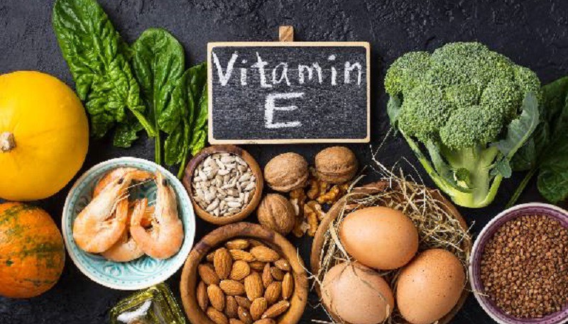 Vitamin E giúp cải thiện cảm giác thèm ăn và tăng cường khả năng miễn dịch. Các loại thực phẩm như dầu thực vật, các loại hạt và cá hồi rất giàu vitamin E.
