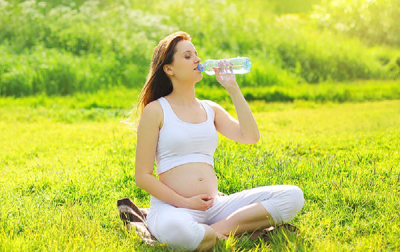 Nước: Trong ba tháng cuối thai kỳ, bà bầu có thể phải đối mặt với các vấn đề như mất nước và táo bón nên cần bổ sung đủ nước. Hãy chắc chắn rằng bạn uống nhiều nước, nước trái cây không đường và đồ uống không chứa caffein.

