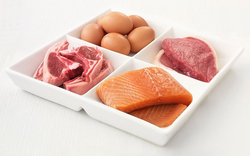 Thịt, trứng là nguồn cung cấp protein dồi dào và cá là nguồn cung cấp axit béo omega 3 phong phú nhất.Thịt nạc như thịt gà sẽ cung cấp cho bạn lượng protein và chất sắt cần thiết, đồng thời các axit béo trong cá sẽ giúp bạn kiểm soát lượng cholesterol. 

