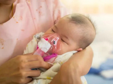 Bé trai 1 tháng tuổi tím tái, ngưng thở nhiều lần do nhiễm virus lây lan nhanh không kém COVID-19