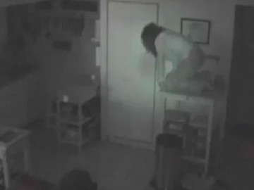 Đồ đạc trong nhà liên tục dịch chuyển và biến mất, người đàn ông lắp camera, chứng kiến cảnh tượng choáng váng