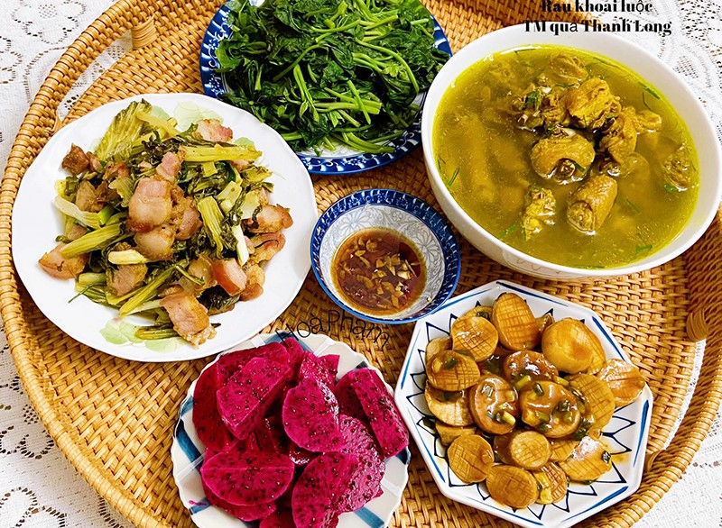 Nấm đùi gà sốt nước tương - Thịt ba chỉ 1 nắng xào dưa chua - Canh gà Nghệ An - Rau khoai luộc chấm mắm tỏi - Quả thanh long mini.
