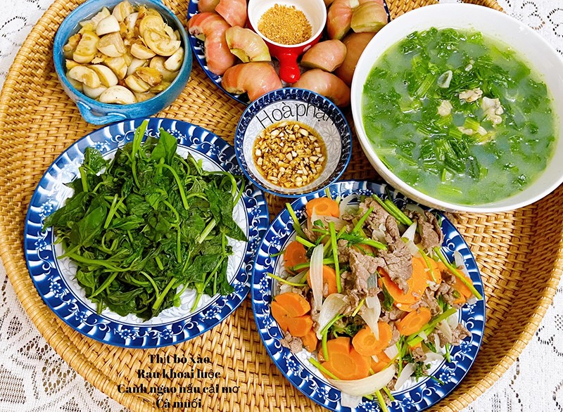 Thịt bò xào thập cẩm - Canh rau cải nấu ngao + cà muối - Rau khoai luộc chấm mắm tỏi - Quả roi.
