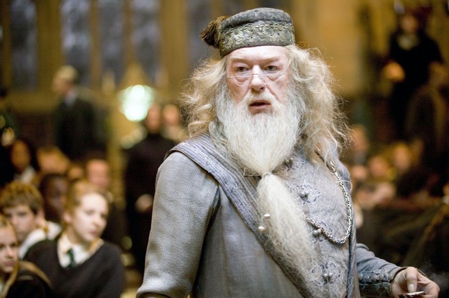 Sir Gambon nổi tiếng nhất với vai hiệu trưởng Albus Dumbledore của trường Hogwarts. Ảnh: Harry Potter.