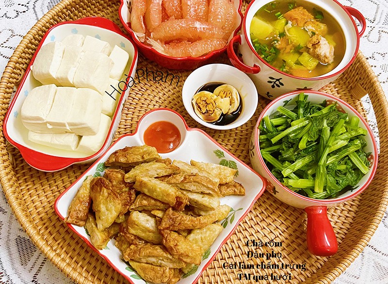 Chả cốm chiên không dầu - Cải làn luộc chấm trứng - Đậu luộc - Canh chả cua nấu khoai -  quả bưởi.
