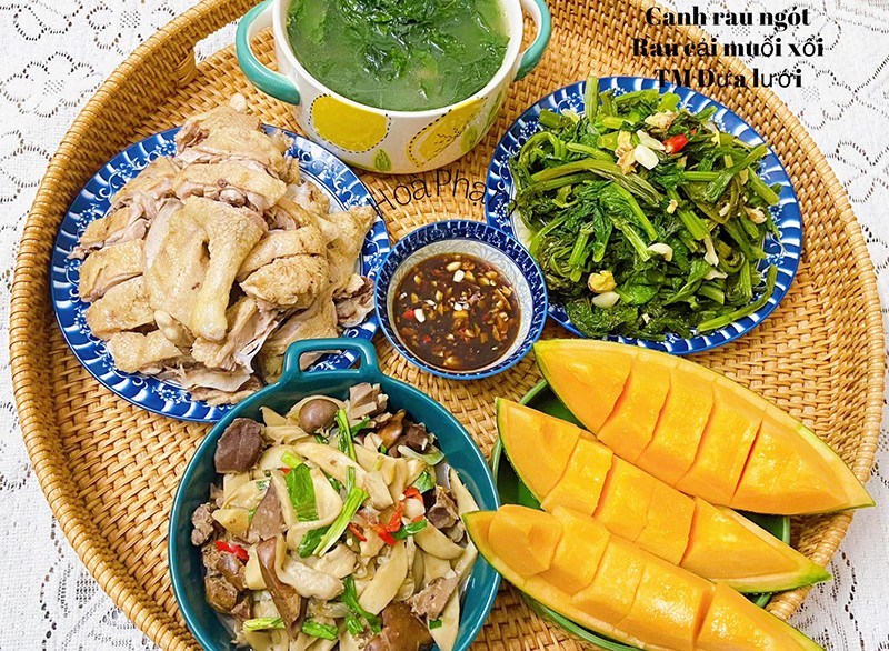 Bữa cơm này gồm: Vịt luộc - Lòng mề xào nấm - Rau cải muối xổi - Canh rau ngót - Quả dưa lưới.
