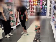 Làm mẹ - Con trai làm đổ hàng hoá của siêu thị, cách hành xử của người mẹ khiến dân tình nóng mặt