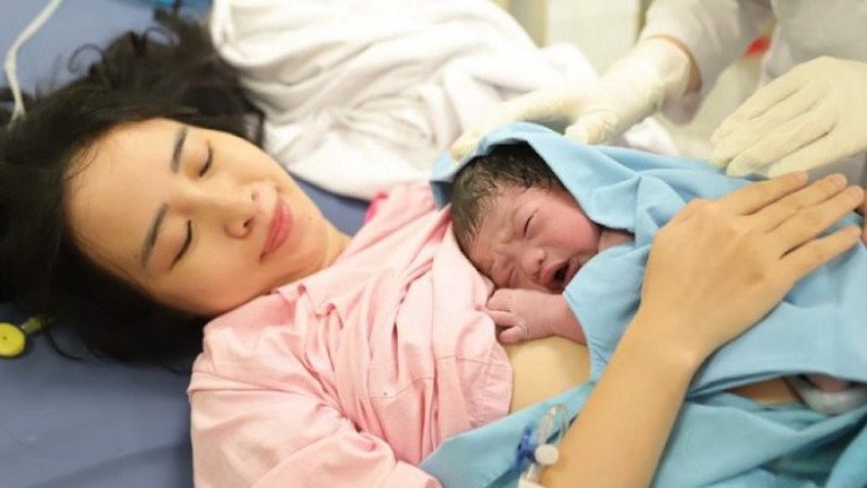Sau sinh tưởng vợ sẽ lấy lại vóc dáng và tình cảm vợ chồng được cải thiện nhưng tình hình càng tồi tệ hơn. (Ảnh minh họa)