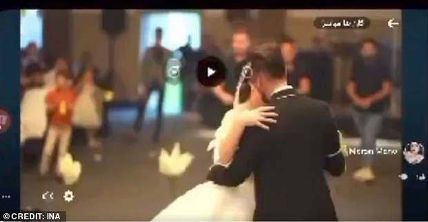 Cô dâu Haneen và chú rể Revan mới bắt đầu điệu nhảy đầu tiên...