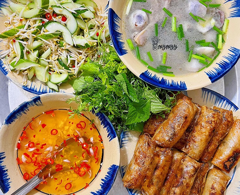 Nem rán - Canh khoai sọ.
