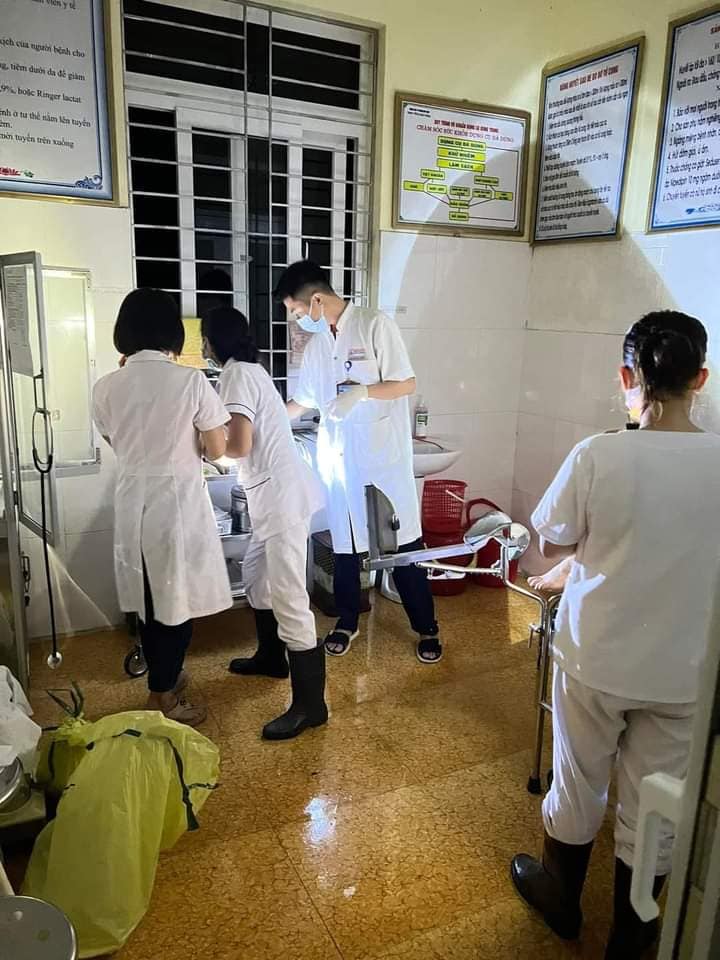 Các y bác sĩ đã đỡ đẻ thành công, một bé trai kháu khỉnh chào đời.