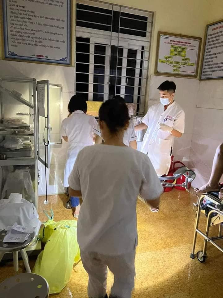 Các y bác sĩ hóm hỉnh gợi ý cha mẹ bé đặt tên con là Lũ Lụt.