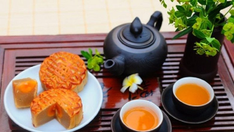 Tuy nhiên, không nên ăn bánh trung thu vào lúc đói hoặc sau bữa cơm, sau 7h tối. Bạn không nên ăn kèm đồ uống có đường vì chất đường trong bánh sẽ tích tụ thành chất béo và gây tăng cân, không tốt cho huyết áp, tim mạch...