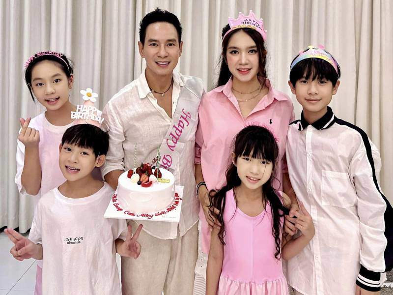 Mới đây trên trang cá nhân, Minh Hà đã chia sẻ loạt ảnh trong tiệc sinh nhật tuổi 55 của Lý Hải. Người đẹp dí dỏm bảo đấy là bữa tiệc táo bạo nhất của ông xã nên cả gia đình và ekip đều xứng đáng nhận điểm 10.
