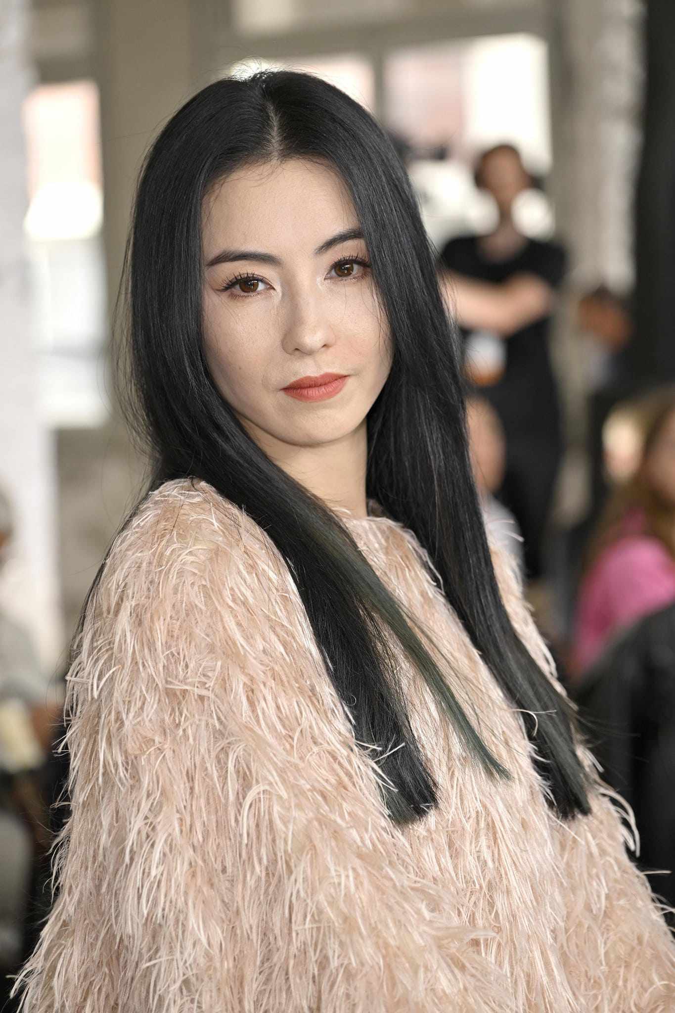 View - Vắng huyền thoại Phạm Băng Băng, hội Hoa đán Cbiz đi tuần lễ thời trang như búp bê hư vì tội phấn son lỗi