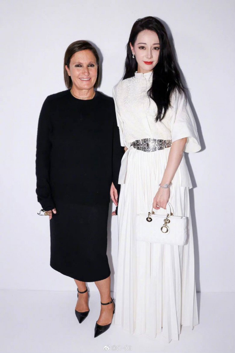 View - Vắng huyền thoại Phạm Băng Băng, hội Hoa đán Cbiz đi tuần lễ thời trang như búp bê hư vì tội phấn son lỗi