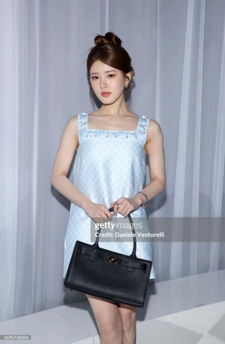 View - Vắng huyền thoại Phạm Băng Băng, hội Hoa đán Cbiz đi tuần lễ thời trang như búp bê hư vì tội phấn son lỗi