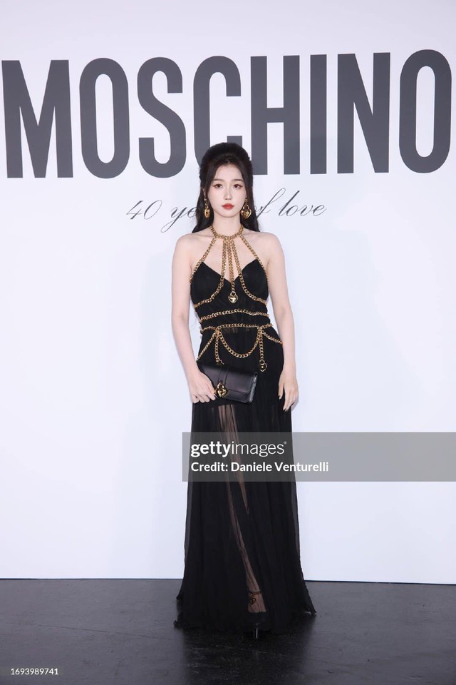 View - Vắng huyền thoại Phạm Băng Băng, hội Hoa đán Cbiz đi tuần lễ thời trang như búp bê hư vì tội phấn son lỗi