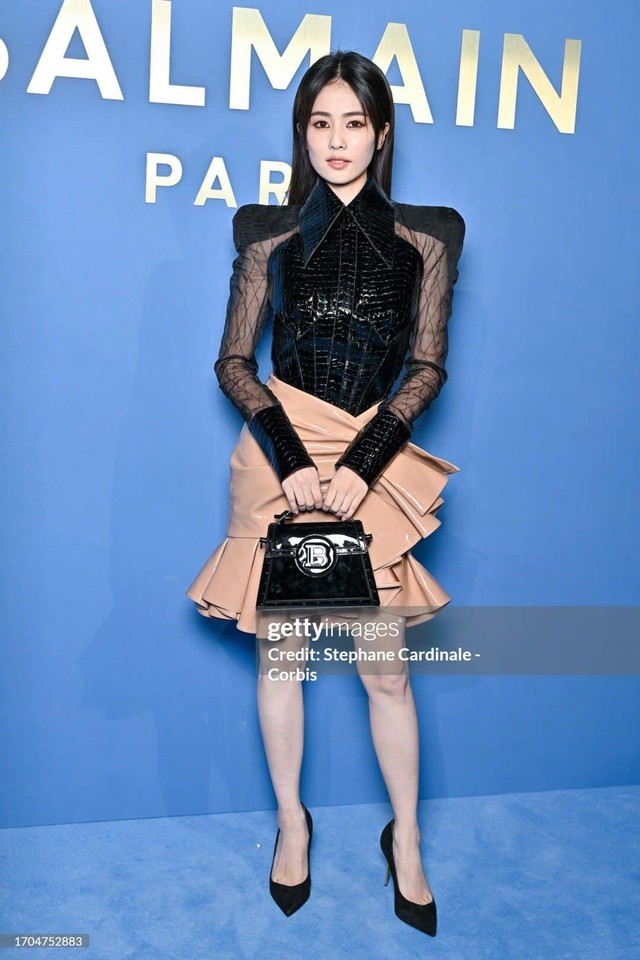 View - Vắng huyền thoại Phạm Băng Băng, hội Hoa đán Cbiz đi tuần lễ thời trang như búp bê hư vì tội phấn son lỗi