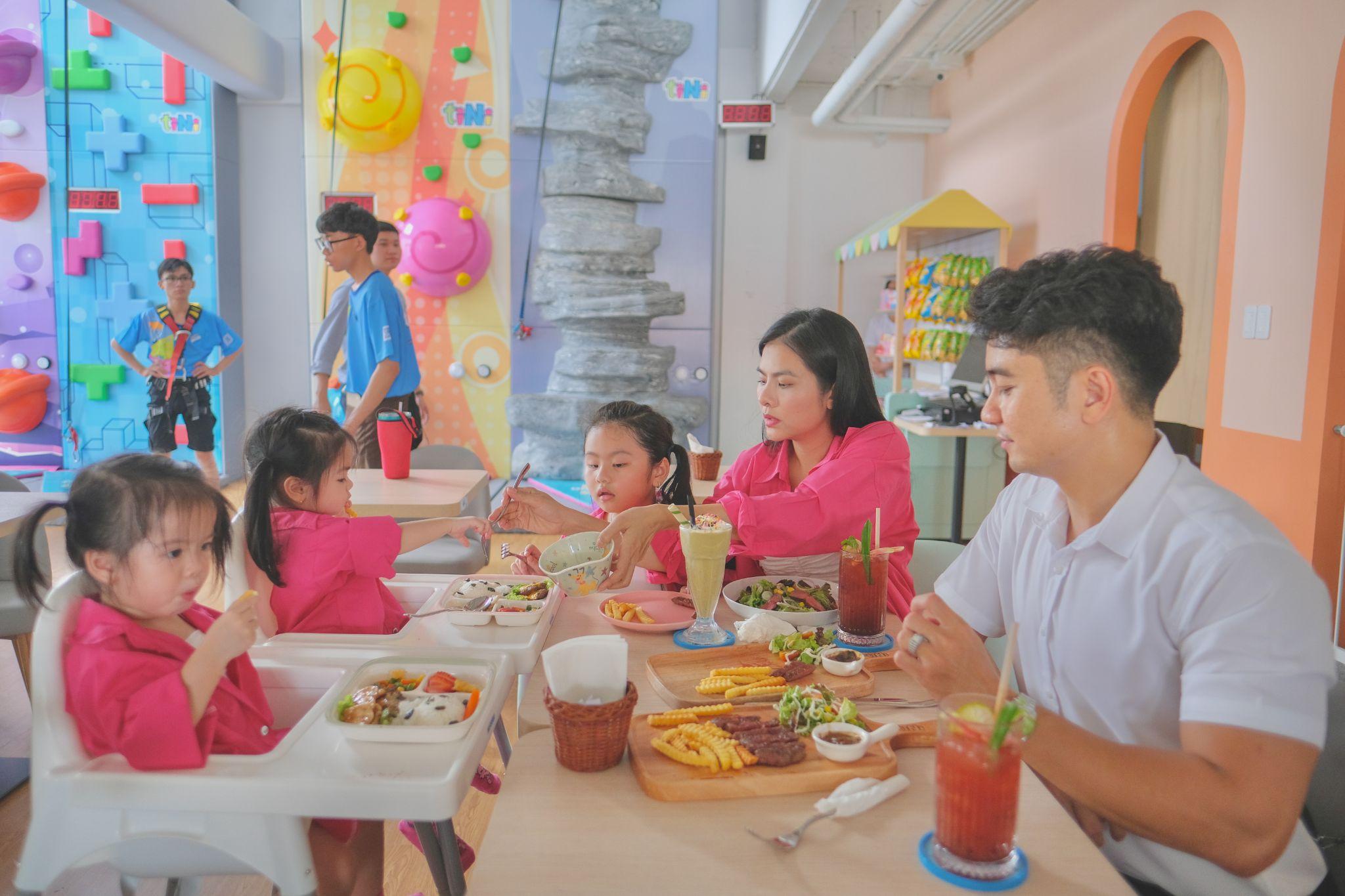 Gia đình trẻ hào hứng với mô hình mới của tiNiWorld Eat - Shop - Play (Ăn - Chơi - Sắm) lần đầu tiên có mặt tại Việt Nam - 3