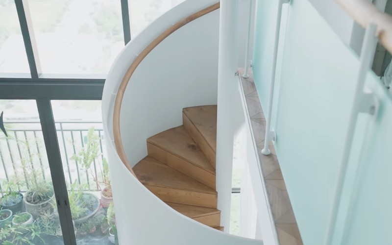 Điểm đặc biệt, 2 tầng được kết nối với nhau bằng chiếc cầu thang xoắn ốc vừa độc đáo lại tiết kiệm diện tích, giúp không gian trở nên thông thoáng hơn.

